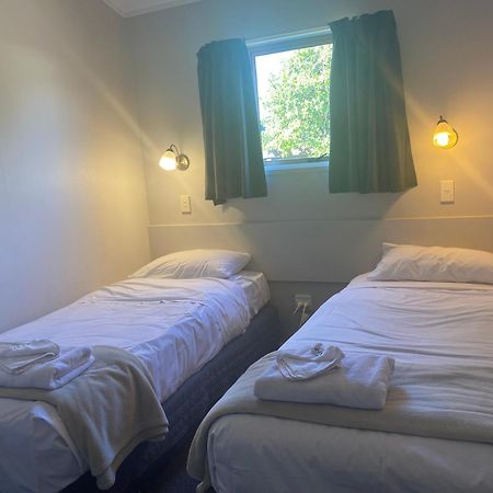 Acorn Estate Motel 마스터톤 외부 사진