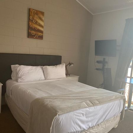 Acorn Estate Motel 마스터톤 외부 사진