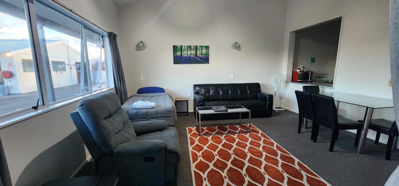 Acorn Estate Motel 마스터톤 외부 사진