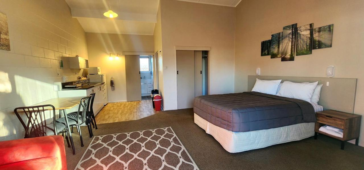 Acorn Estate Motel 마스터톤 외부 사진