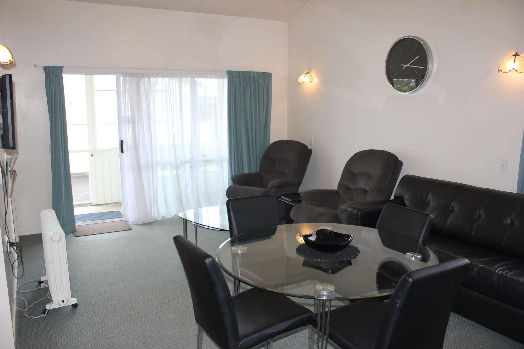 Acorn Estate Motel 마스터톤 외부 사진