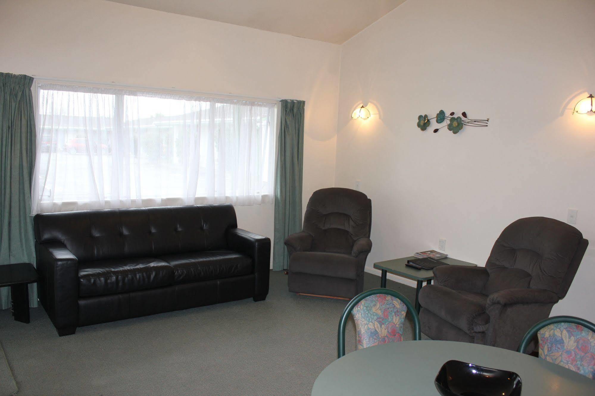 Acorn Estate Motel 마스터톤 외부 사진