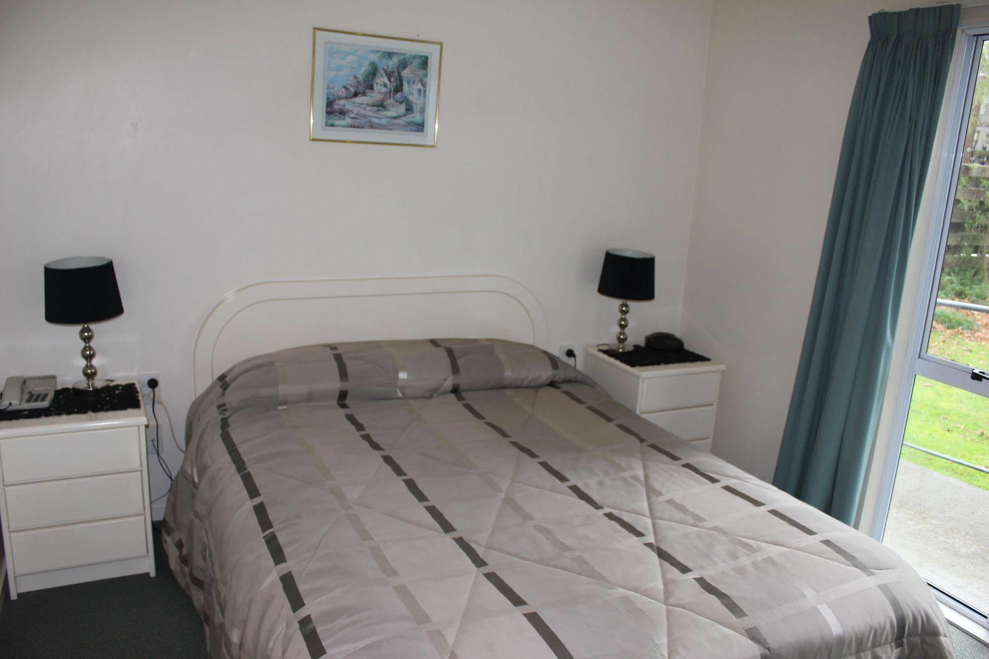 Acorn Estate Motel 마스터톤 외부 사진