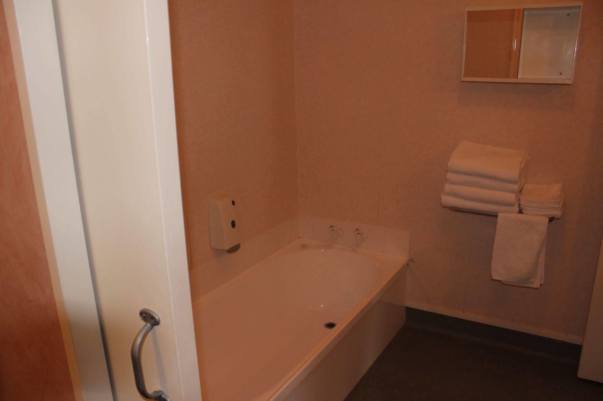 Acorn Estate Motel 마스터톤 외부 사진
