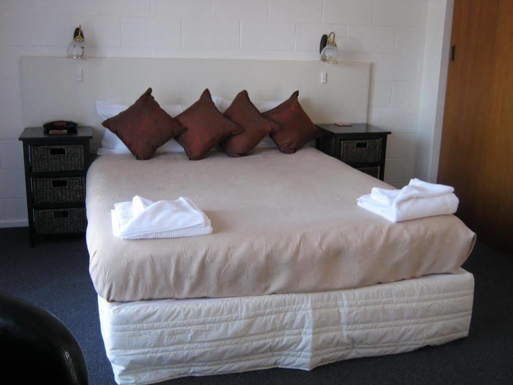 Acorn Estate Motel 마스터톤 외부 사진