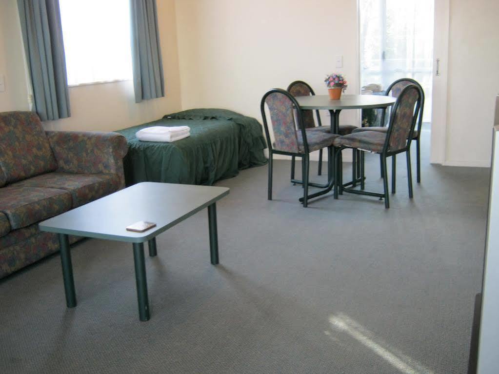 Acorn Estate Motel 마스터톤 외부 사진