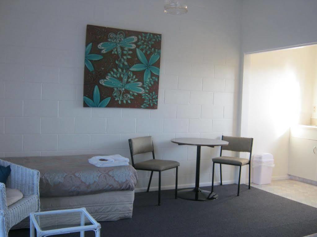 Acorn Estate Motel 마스터톤 외부 사진
