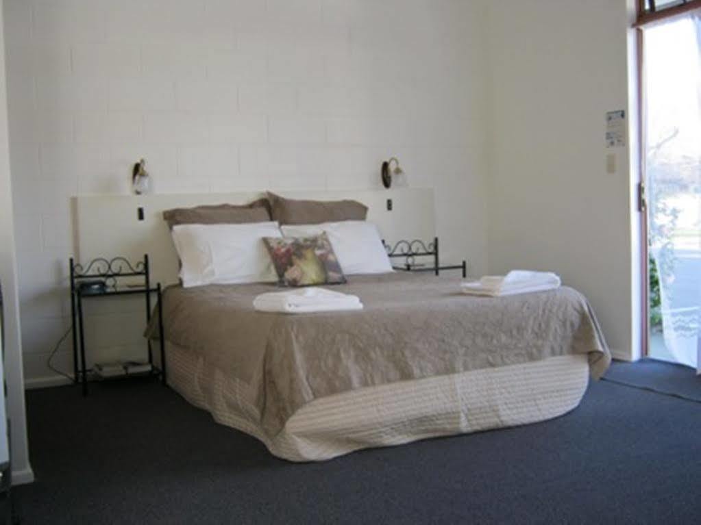 Acorn Estate Motel 마스터톤 외부 사진