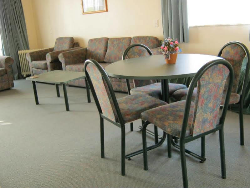 Acorn Estate Motel 마스터톤 외부 사진